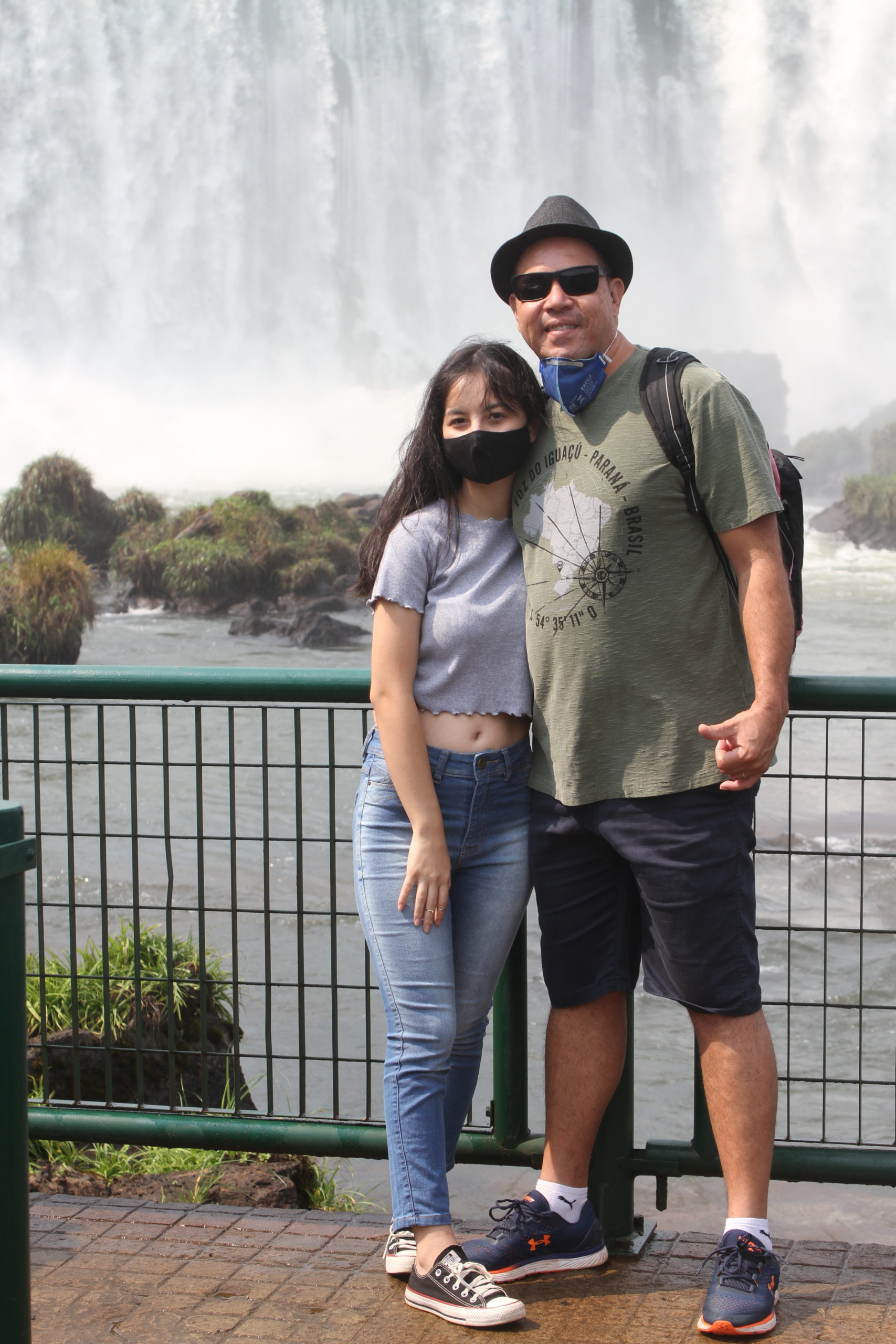 pai e filha visitam as Cataratas do Iguaçu